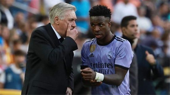 أنشيلوتي سئم من التكهنات بشأن مستقبل فينيسيوس جونيور