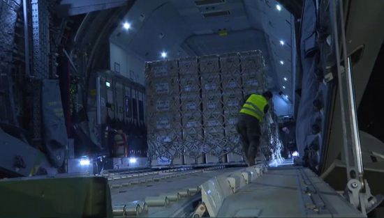 فرنسا ترسل 52 طنا من المساعدات الإنسانية إلى غزة