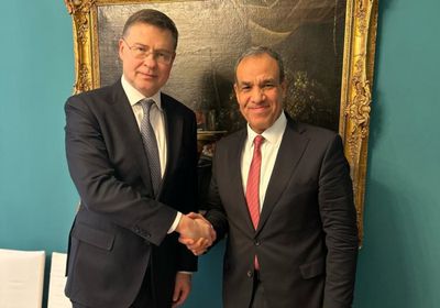 وزير الخارجية المصري يلتقي المُفوض الأوروبي للاقتصاد في ميونخ