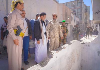 محافظ شبوة يتابع إزالة التعديات في الحي التجاري بعتق