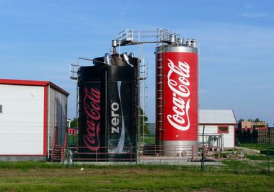 كوكاكولا تحقق أرباحًا قياسية مدفوعة بارتفاع الطلب العالمي