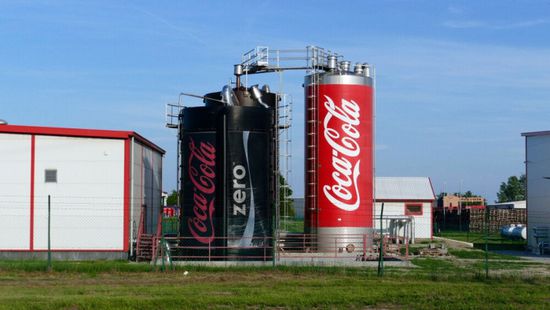 كوكاكولا تحقق أرباحًا قياسية مدفوعة بارتفاع الطلب العالمي