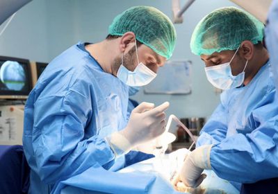 إجراء 100 جراحة لمرضى المخيم الطبي المجاني في عدن