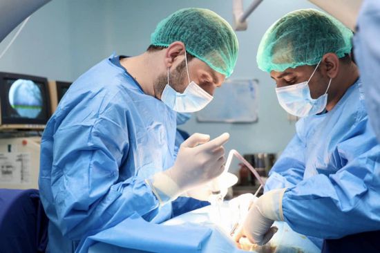 إجراء 100 جراحة لمرضى المخيم الطبي المجاني في عدن