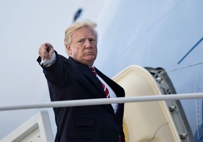 ترامب يتفقد المعدات والتكنولوجيا الجديدة داخل طائرة "بوينغ"