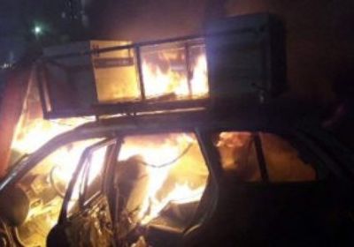 مستوطنون يحرقون خيامًا ويعتدون على مركبات فلسطينيين