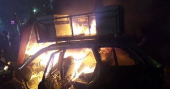 مستوطنون يحرقون خيامًا ويعتدون على مركبات فلسطينيين