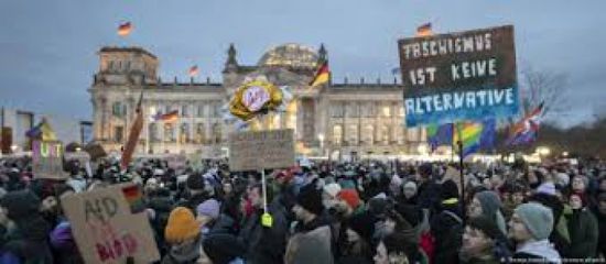 عشرات آلاف المتظاهرين ضد اليمين المتطرف في برلين