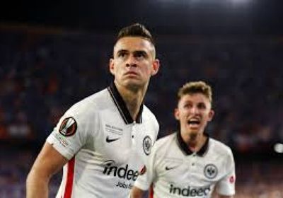 إصابة شخصين بجروح خطيرة بعد سقوط مشجع من المدرجات