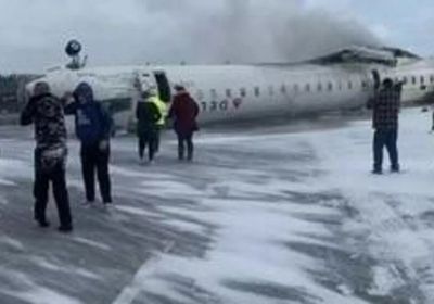 انقلاب طائرة ركاب أمريكية أثناء هبوطها في مطار تورنتو