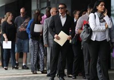 سوق العمل الأمريكي يثبت مرونته بانخفاض إعانات البطالة