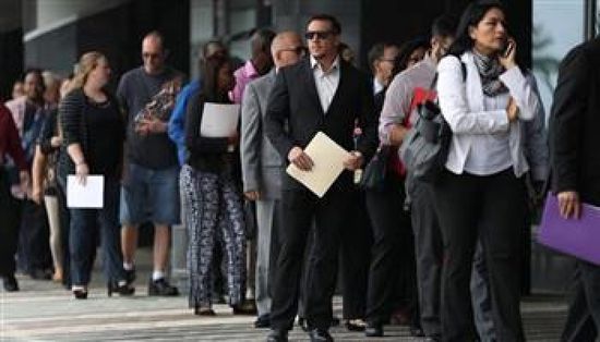 سوق العمل الأمريكي يثبت مرونته بانخفاض إعانات البطالة