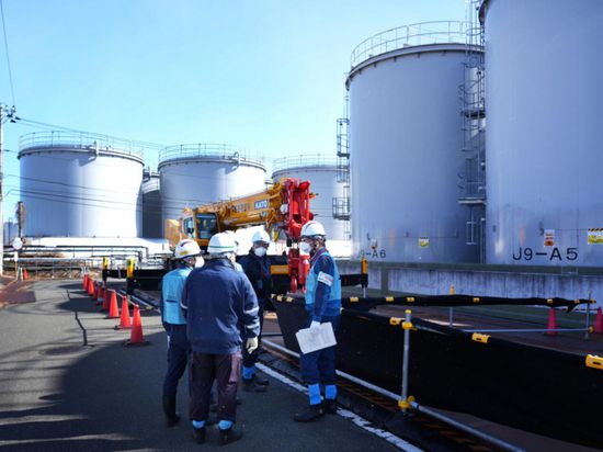 مدير الوكالة الدولية للطاقة الذرية يتفقد تربة فوكوشيما