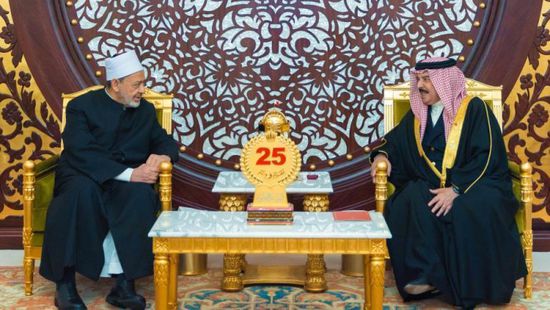 ملك البحرين يستقبل شيخ الأزهر في قصر الصخير