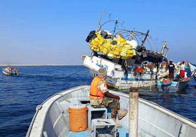 خفر سواحل الشحر ينقذ طاقم العبري "النجمة" من الغرق