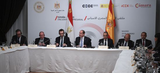 السيسي يُشارك في مائدة مستديرة مع رؤساء كبرى الشركات الإسبانية
