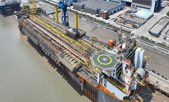 الصين تبني أول سفينة إنتاج وتخزين نفط صديقة للبيئة