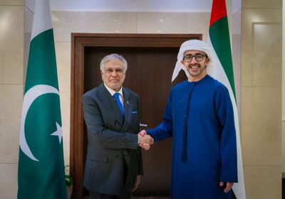 عبدالله بن زايد يستقبل نائب رئيس الوزراء الباكستاني