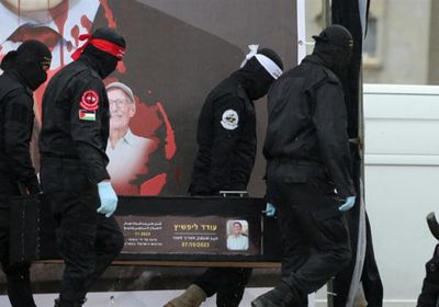 حماس تسلم الصليب الأحمر جثة الرهينة شيري بيباس