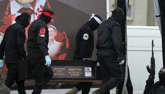 حماس تسلم الصليب الأحمر جثة الرهينة شيري بيباس