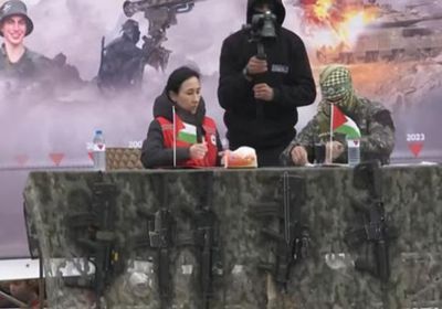 قافلة الصليب الأحمر تغادر بعد تسلّم اثنين من الرهائن الإسرائيليين في غزة