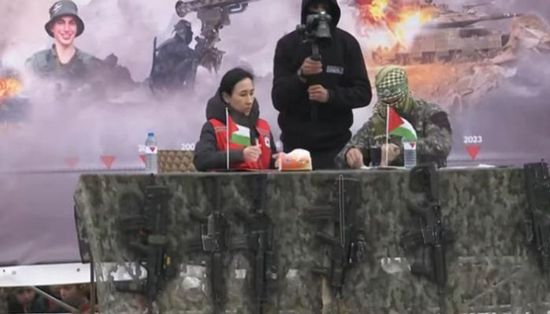 قافلة الصليب الأحمر تغادر بعد تسلّم اثنين من الرهائن الإسرائيليين في غزة