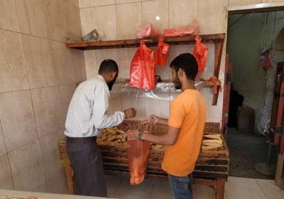 إحالة 3 مخابز مخالفًة في صيرة إلى نيابة الصناعة