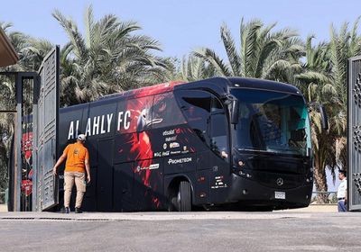 أتوبيس الأهلي يصل استاد القاهرة استعدادًا لمباراة الزمالك