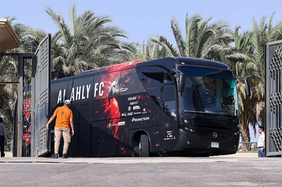 أتوبيس الأهلي يصل استاد القاهرة استعدادًا لمباراة الزمالك