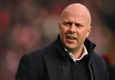 سلوت مدرب ليفربول يتحلى بالحذر رغم اتساع فارق الصدارة