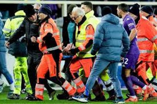 كين مهاجم فيورنتينا يغادر المستشفى بعد سقوطه في الملعب