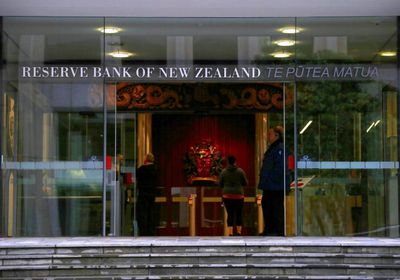 نيوزيلندا تخفض الفائدة وتلمح إلى مزيد من التيسير