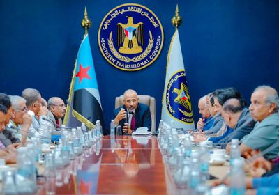 الرئيس الزُبيدي يبحث مطالب اتحاد عمال الجنوب