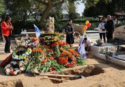 الآلاف يشيعون أفراد عائلة بيباس الذين قتلوا في قطاع غزة