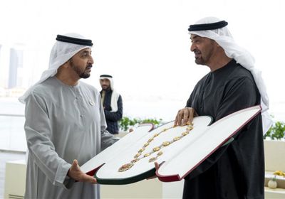 محمد بن زايد يقلد حاكم الظفرة بـ"وسام أم الإمارات"