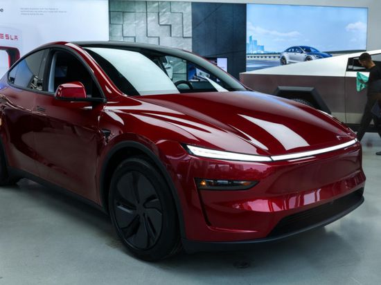 إيطاليا تحقق بمدى السيارات الكهربائية لـ "بي واي دي" و"تيسلا"