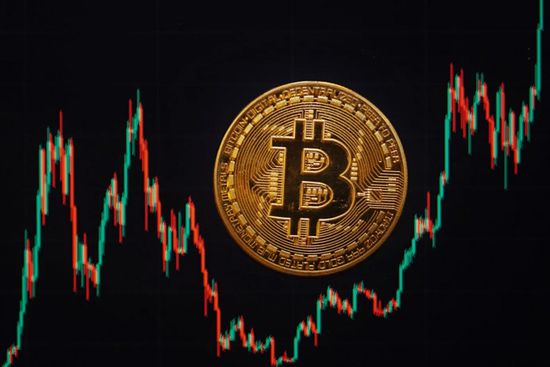 تراجع أسهم شركات العملات المشفرة مع انخفاض البيتكوين