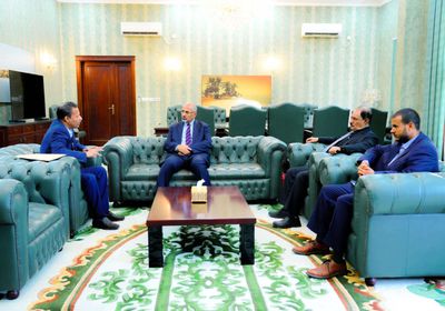 الرئيس الزُبيدي يبحث المستجدات العسكرية بجبهات أبين والضالع