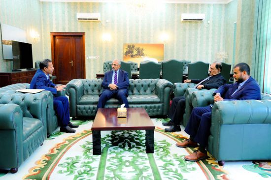 الرئيس الزُبيدي يبحث المستجدات العسكرية بجبهات أبين والضالع