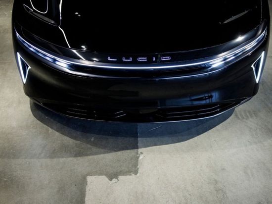 لوسد تبحث عن رئيس تنفيذي جديد بعد استقالة رولينسون