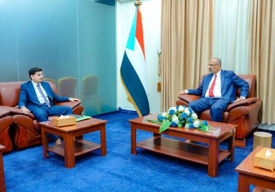 الرئيس الزُبيدي يطلع على سير العمل التنظيمي في انتقالي المهرة