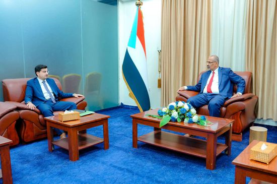 الرئيس الزُبيدي يطلع على سير العمل التنظيمي في انتقالي المهرة