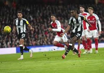 طرد جوردون ضربة قوية لآمال نيوكاسل في نهائي كأس الرابطة