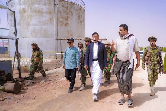 محافظ شبوة يتفقد خطط تشغيل محطات الكهرباء خلال رمضان 