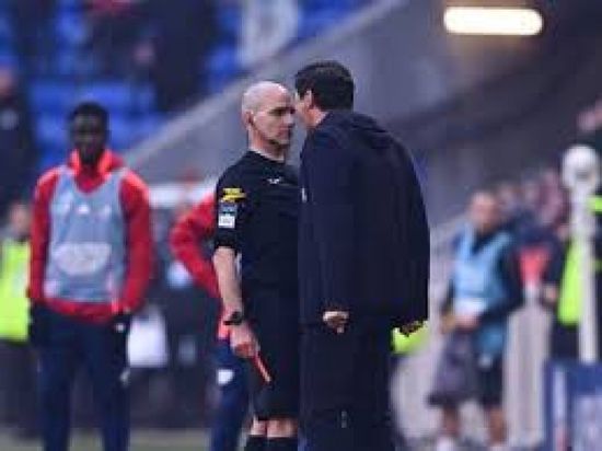 مدرب أولمبيك ليون قد يتعرض لإيقاف طويل بعد مشادة مع حكم