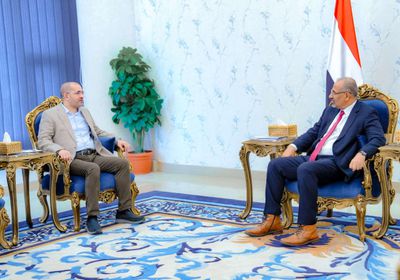 الرئيس الزُبيدي يتابع نشاط الحركة الملاحية في موانئ عدن