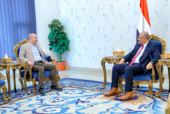 الرئيس الزُبيدي يتابع نشاط الحركة الملاحية في موانئ عدن