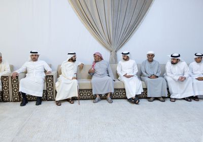 نائب رئيس الإمارات يقدم العزاء في وفاة عبدالله بن ضاحي العميمي