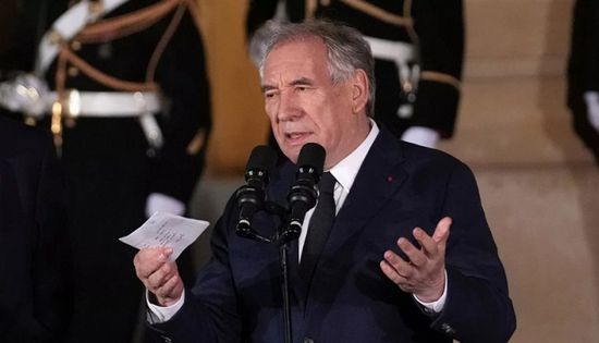 رئيس الوزراء الفرنسي: ما فعله ترامب عرض وحشي لإذلال زيلينسكي