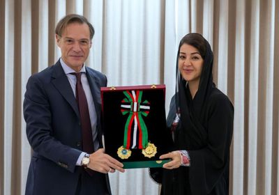 رئيس الإمارات يمنح سفير اليونان وسام الاستقلال من الدرجة الأولى